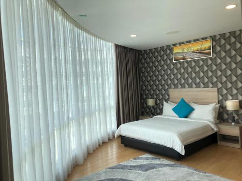 班吉D Gateway Perdana Hotel Bangi的一间卧室设有一张床和一个大窗户