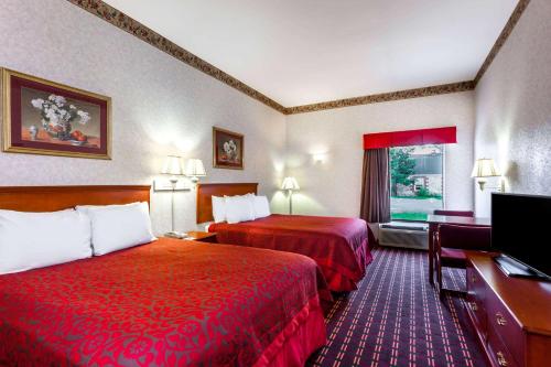 马纳萨斯马纳萨斯戴斯酒店的酒店客房设有两张床和一台平面电视。