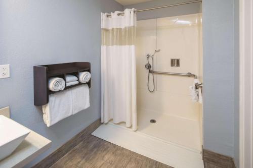 拉昆塔圣何塞机场酒店的一间浴室