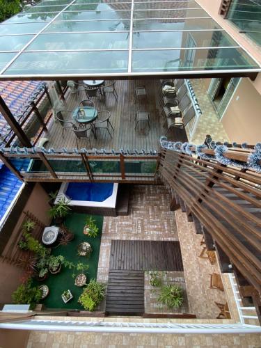 佩尼亚Coração Do Oceano Village & SPA的享有带露台的建筑的顶部景致