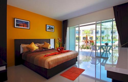 皮皮岛吉普赛海景度假酒店的一间卧室配有一张带橙色墙壁的床和一个阳台