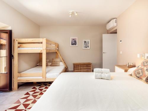卡塞雷斯Apartamentos Plaza Mayor 35的一间卧室配有两张床和一张双层床。