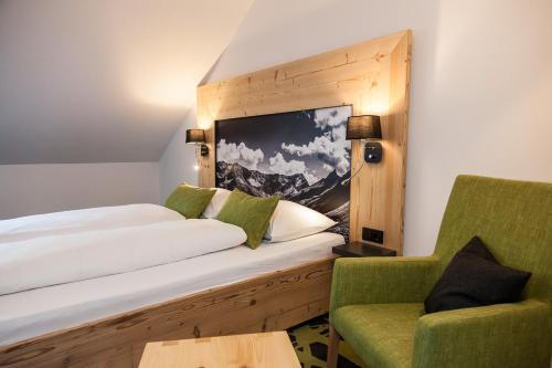 阿尔高内的伊门施塔特Hierlhof的配有一张床和一把椅子的酒店客房