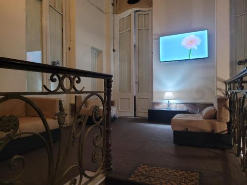 蒙得维的亚Hotel Ateneo的客厅的墙上配有电视