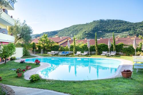加尔达Hotel Alessandra的一座房子的院子内的游泳池