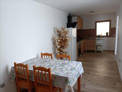 维辛达里奥Apartment Taliarte 36的厨房以及带桌椅的用餐室。