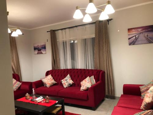 阿卜杜勒国王经济城شقة ثلاث غرف ,للعائلات فقط ,Sunrise Sunset1的客厅配有红色的沙发和桌子