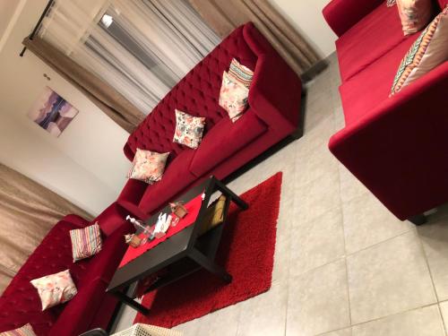 阿卜杜勒国王经济城شقة ثلاث غرف ,للعائلات فقط ,Sunrise Sunset1的享有带红色家具的客厅的顶部景色。