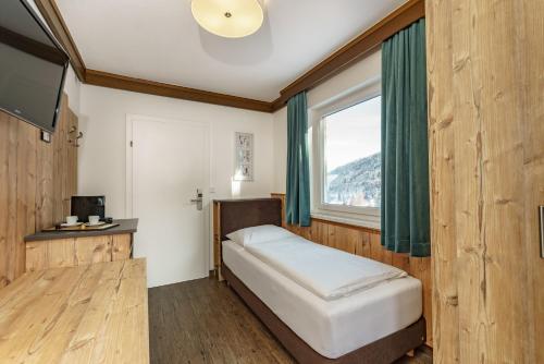 斯拉德明兰哈壶北特酒店的小房间设有床和窗户