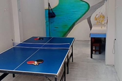 圣路易斯Residência Ilha Bela的壁画室里有两个乒乓球桌