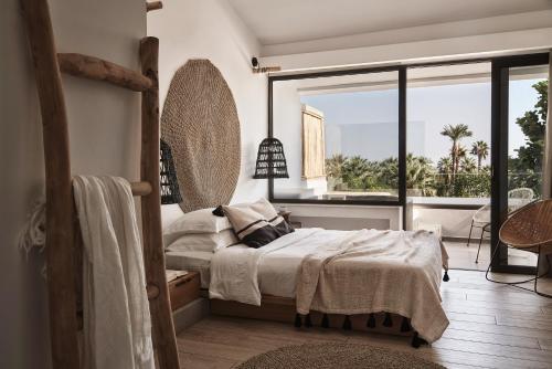 法里拉基Casa Cabana Boutique Hotel & Spa - Adults Only的一间卧室设有一张床和一个大窗户