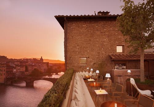 佛罗伦萨Hotel Continentale - Lungarno Collection的享有带桌椅的建筑景致。