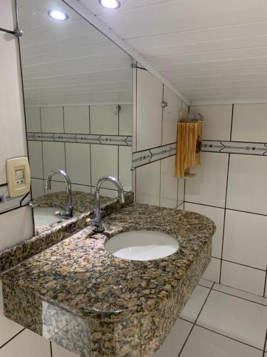 伊达贾伊Casa Oliveiras的一间带水槽和两个水龙头的浴室