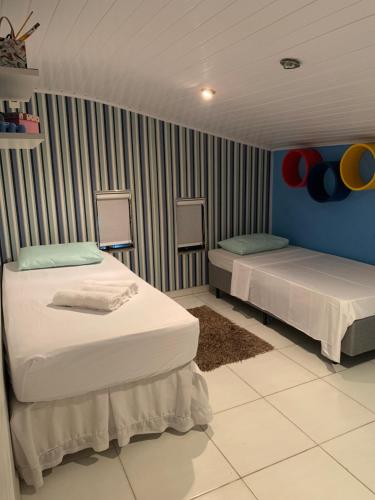 伊达贾伊Casa Oliveiras的一间卧室设有两张床和蓝色的墙壁
