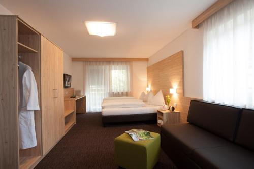 卢塔戈斯蒂夫特酒店的酒店客房,配有床和沙发
