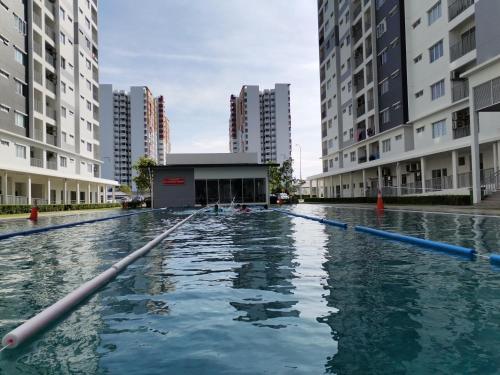 士毛月Rumah Sarah Semenyih的一座位于高楼城市的游泳池