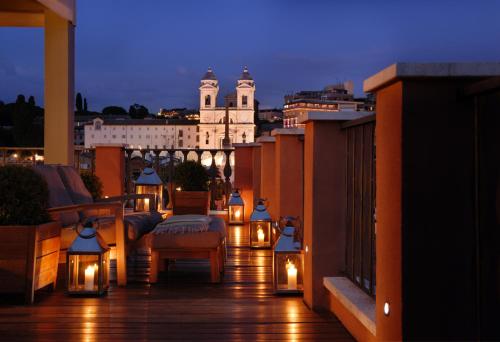 罗马罗马肖像酒店 -鲁嘉尔诺系列酒店的阳台设有灯,享有建筑的景致。