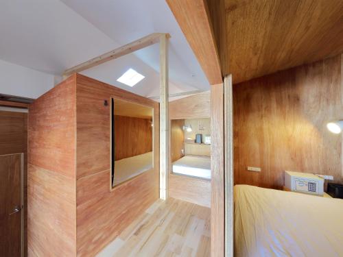 京都京都苏伊旅舍的小房间设有床和镜子