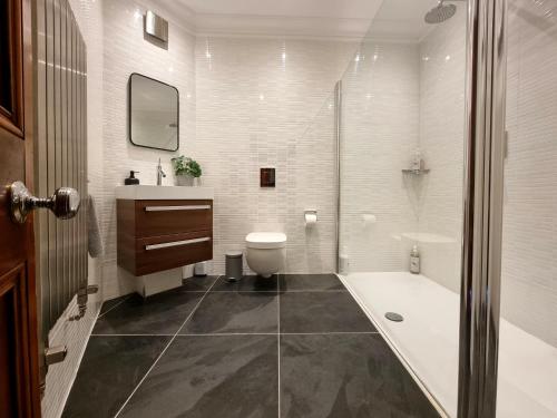 阿伯丁Luxury 2 bedroom city centre apartment with panoramic views and high ceilings的带浴缸、卫生间和盥洗盆的浴室