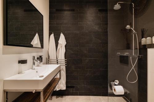 阿姆斯特丹Leidse Square 5 star Luxury Apartment的浴室配有白色水槽和淋浴。