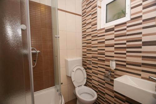 贝尔格莱德Bajadera Lux的一间带卫生间和水槽的浴室