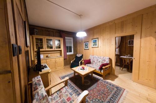 泰塞罗萨托利公寓的客厅配有沙发和桌子