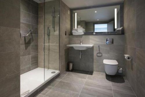 都柏林玛尔德文帕内尔广场酒店的带淋浴、盥洗盆和卫生间的浴室