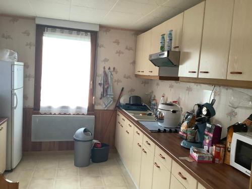 Spacieux appartement dans les hautes Vosges的厨房或小厨房