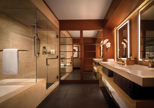 拉奈城拉奈岛四季度假酒店的一间带两个盥洗盆和淋浴的浴室