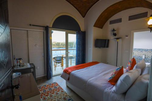 阿斯旺NUB INN的酒店客房设有一张床和一个阳台。