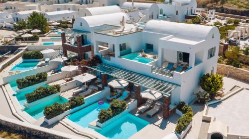 费拉天文宫套房酒店的享有带游泳池的别墅的空中景致