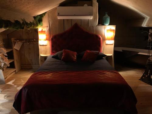 埃尔泽Boutique Cottage - Sauna and Jacuzzi - El Clandestino的一间卧室配有一张红色的床和两盏灯