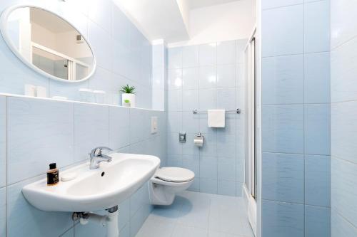 布拉迪斯拉发普乐斯酒店的一间带水槽、卫生间和镜子的浴室