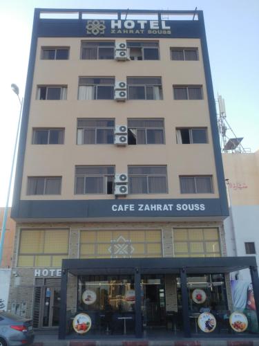 InezganeHôtel Zahrat Souss -Inezgane的酒店大楼设有咖啡厅zantat套房