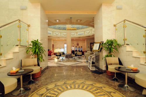 麦地那Dar Al Naem Hotel的大堂,设有桌椅