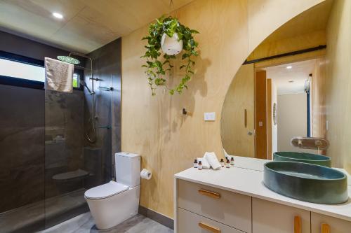 拜伦湾Ingenia Holidays Byron Bay的一间带绿色水槽和淋浴的浴室