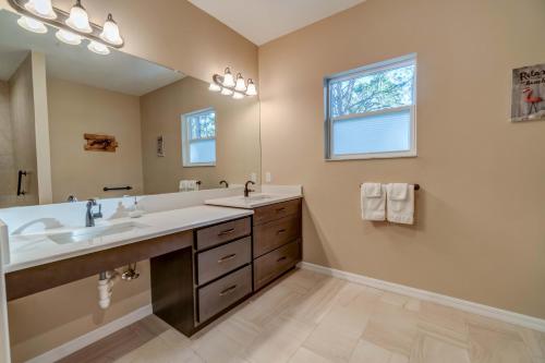 恩格尔伍德Short term vacation rental luxury B&B CTH的一间带两个盥洗盆和大镜子的浴室
