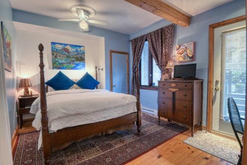 蒙特利尔拉罗吉亚艺术住宿加早餐旅馆的一间卧室配有一张蓝色墙壁的床和一扇窗户