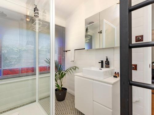 仙女港Eamont On Sackville的白色的浴室设有水槽和镜子