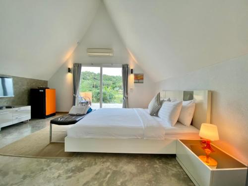 象岛Laguna Pearl Private Pool Villa - Koh Chang的卧室配有一张白色大床和电视。