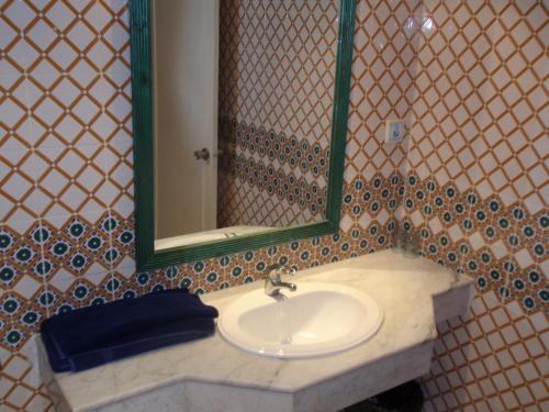 莫纳斯提尔梅兹里酒店的一间带水槽和镜子的浴室