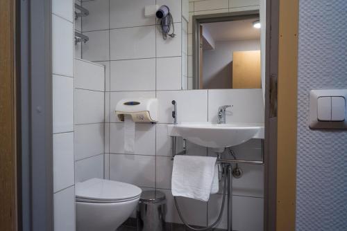 凯米Forenom Aparthotel Kemi的白色的浴室设有卫生间和水槽。