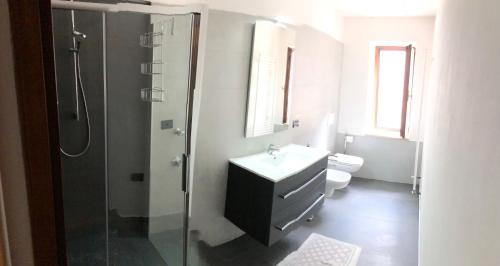 科戈洛Casa Arcobaleno的带淋浴、盥洗盆和卫生间的浴室