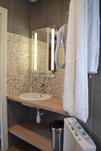 阿兰克AUBERGE d'ARANC的一间带水槽和镜子的浴室