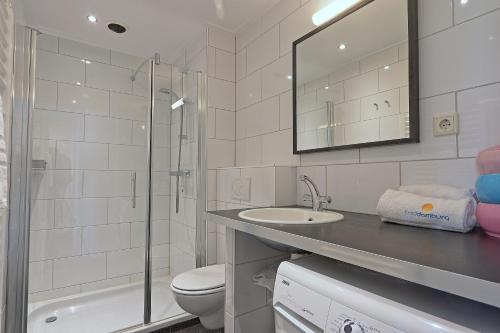 栋堡Residence de L'Europe - Baddomburg的浴室配有卫生间、盥洗盆和淋浴。