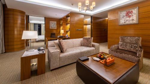 南京南京绿地洲际酒店的客厅配有沙发和椅子