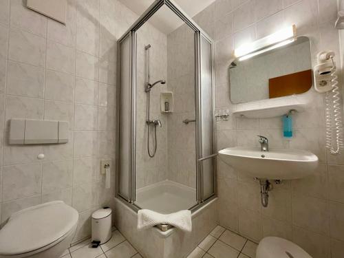 巴特gut-Hotel Pommernhotel Barth的带淋浴、盥洗盆和卫生间的浴室