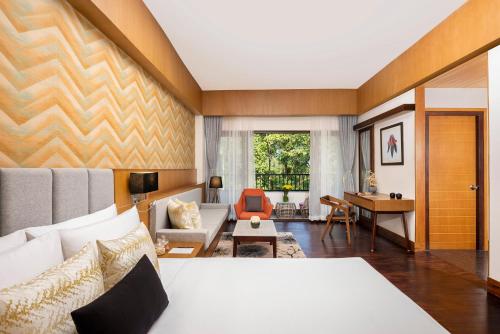 甘托克Vivanta Sikkim Pakyong的一间卧室设有一张床和一间客厅。