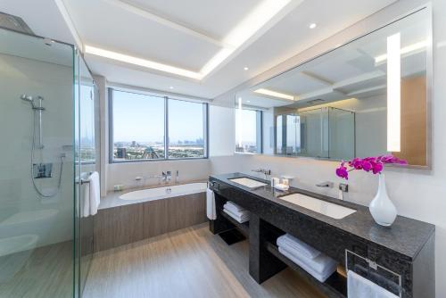 迪拜凯悦迪拜河高地酒店的一间带大水槽和淋浴的浴室
