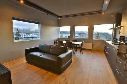 阿克雷里Akureyri Luxury Apartments的客厅配有真皮沙发和桌子